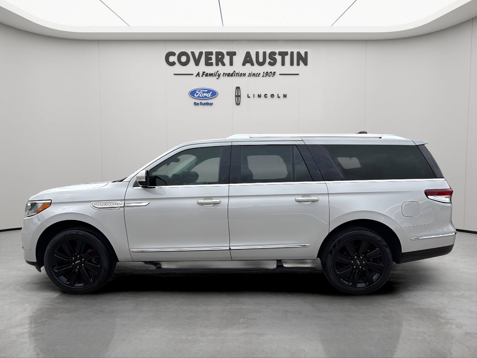 Used 2023 Lincoln Navigator L Reserve AWD/4WD image 2