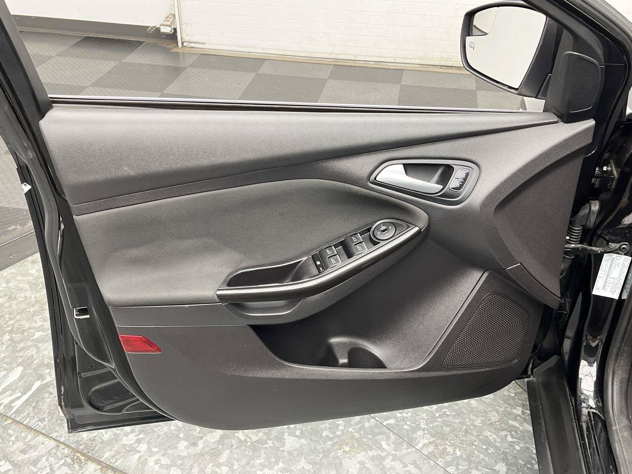 Used 2015 Ford Focus Titanium FWD image 9