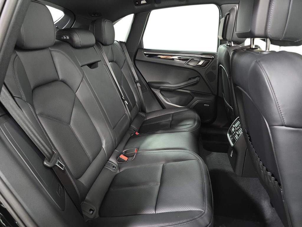 Certified 2026 Porsche Macan AWD/4WD image 26