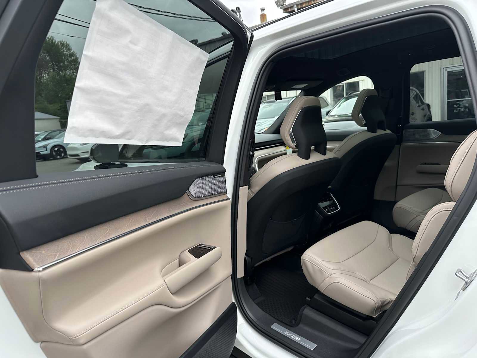 New 2025 Volvo EX90 Ultra image 16