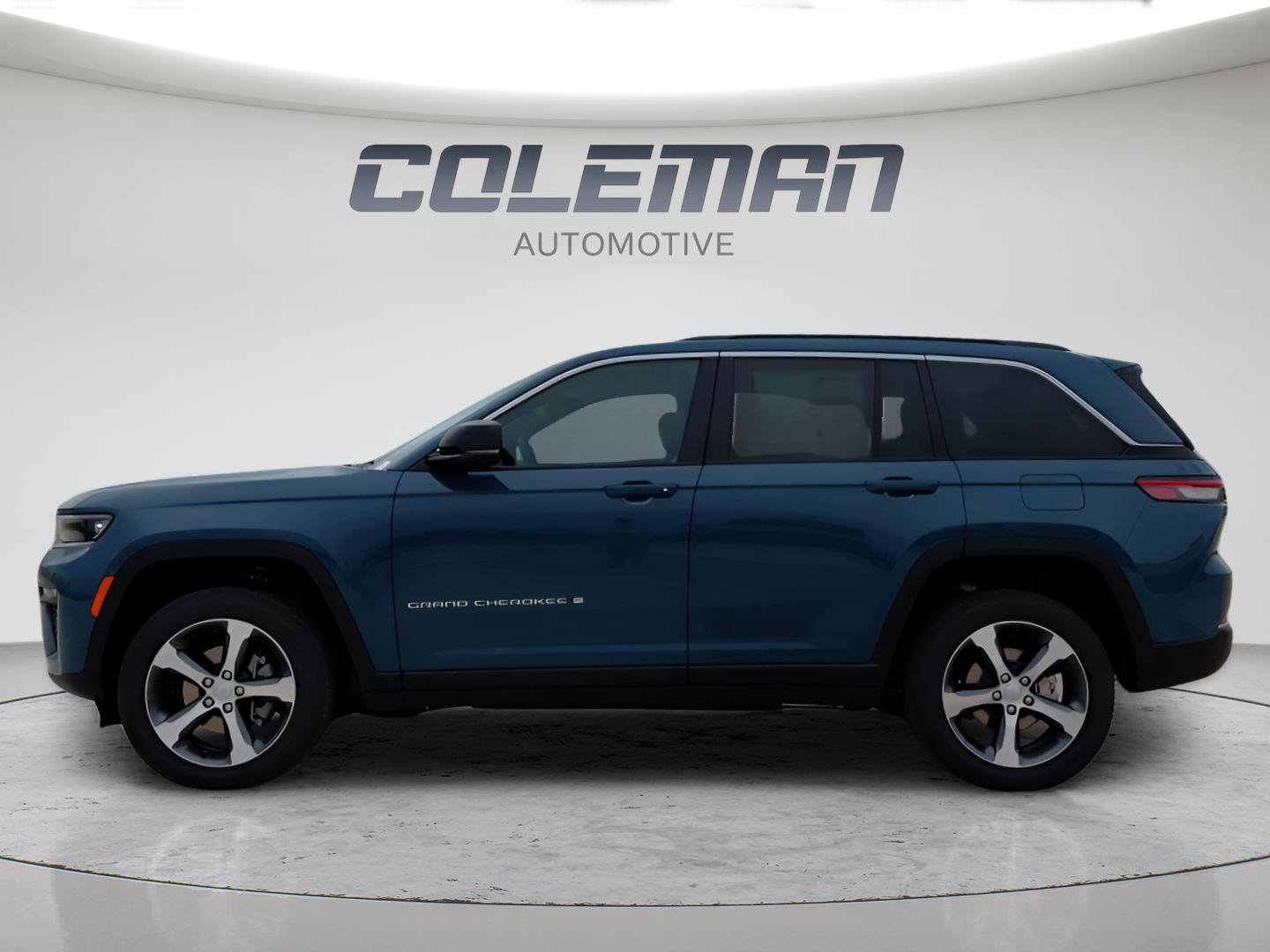 New 2026 Jeep Grand Cherokee Limited w/ Luxury Tech Group II AWD/4WD image 2