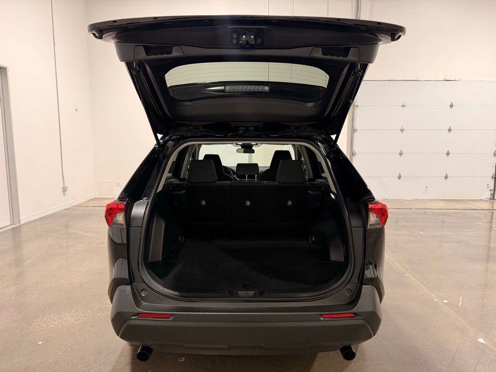Used 2022 Toyota RAV4 LE FWD image 9