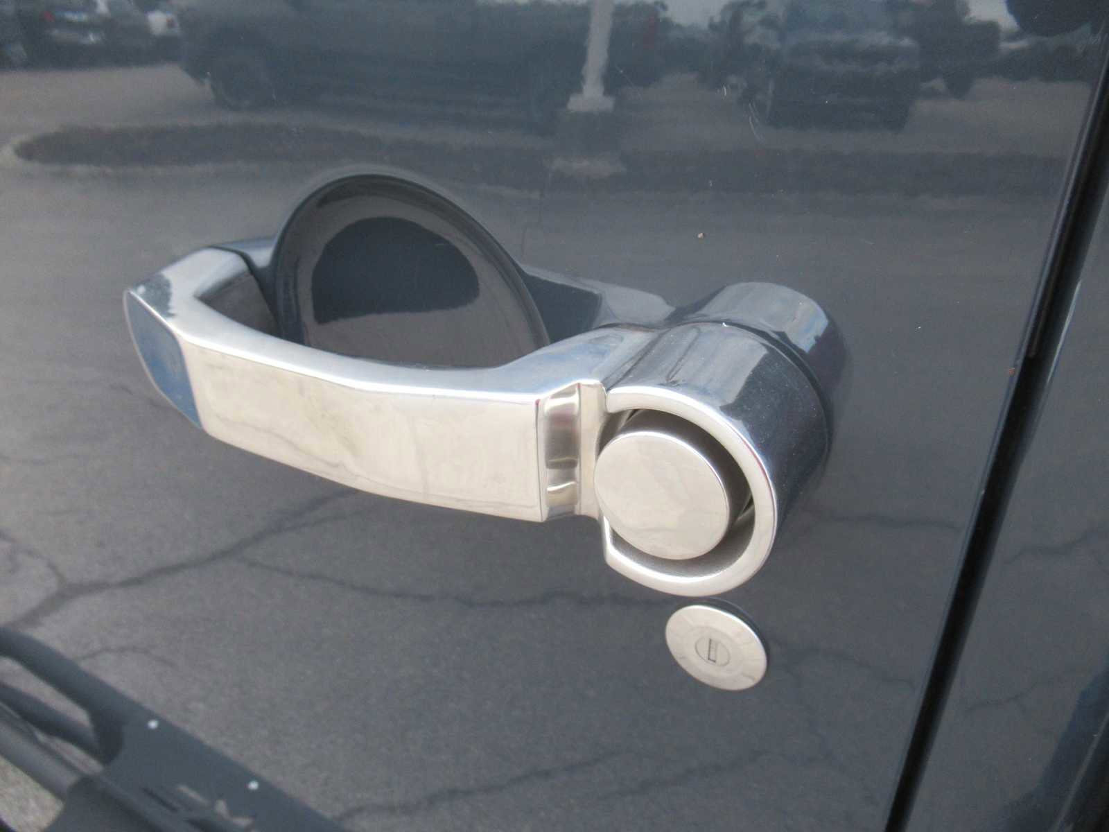 Used 2018 Jeep Wrangler Unlimited Sahara w/ Connectivity Group image 17