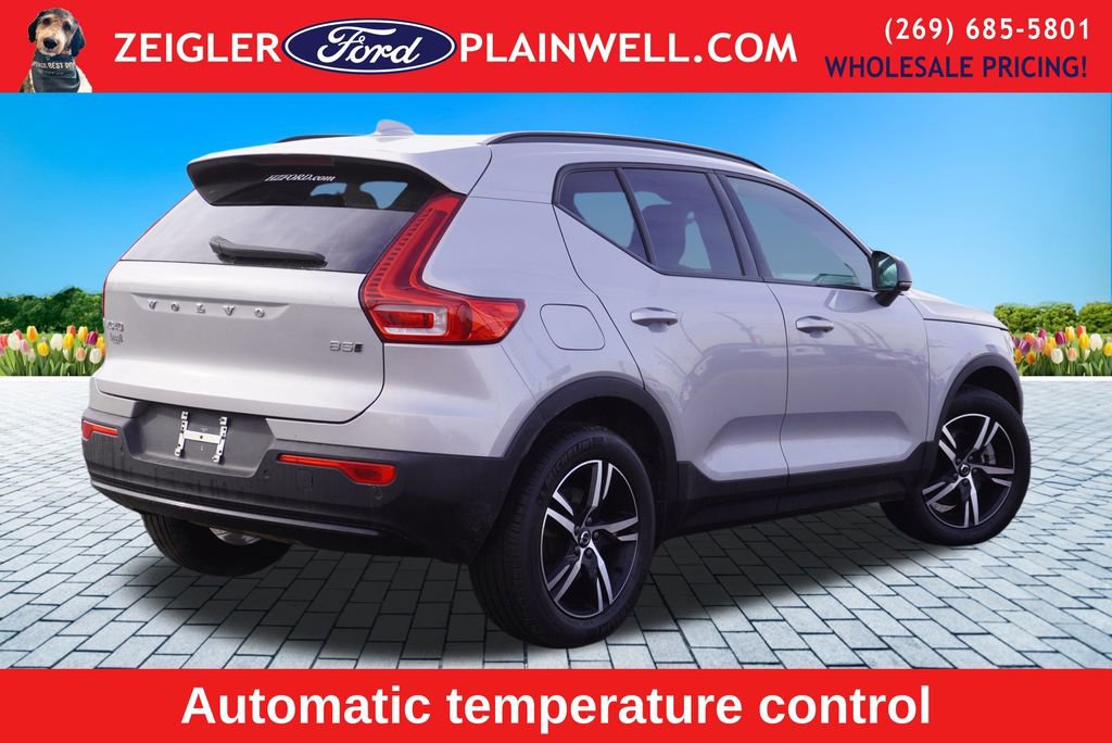 Used 2024 Volvo XC40 B5 Core image 5