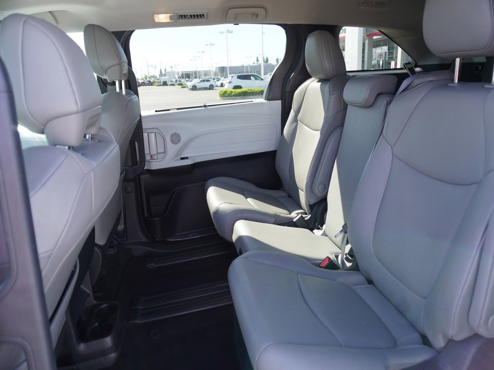 Used 2025 Toyota Sienna XLE image 11