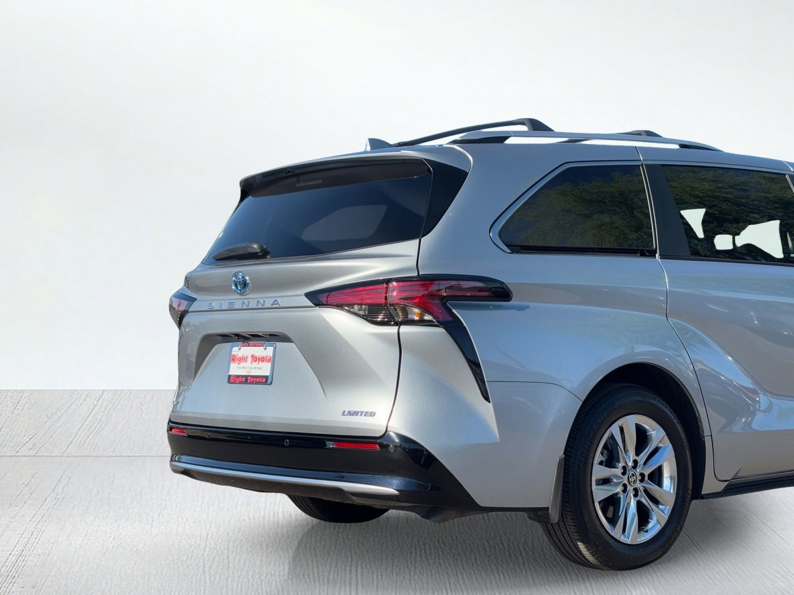 Used 2025 Toyota Sienna Limited image 9