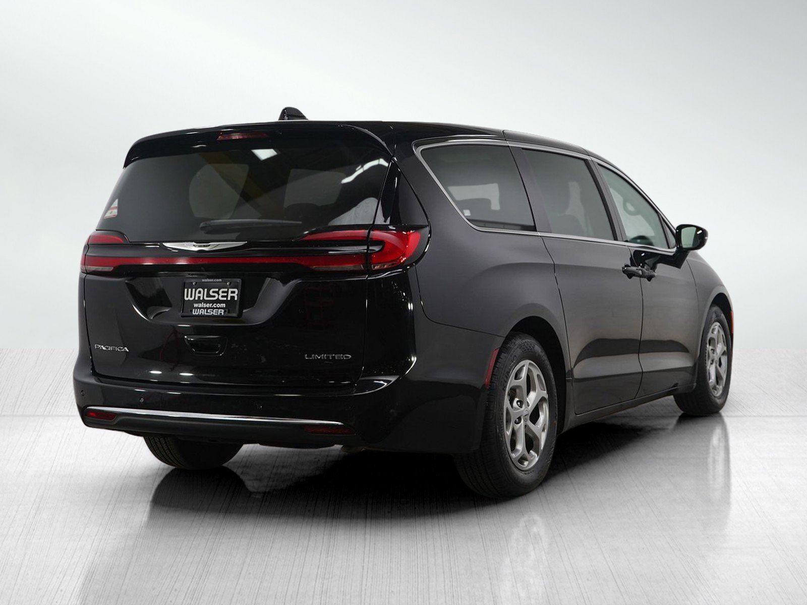 Used 2024 Chrysler Pacifica Limited image 6