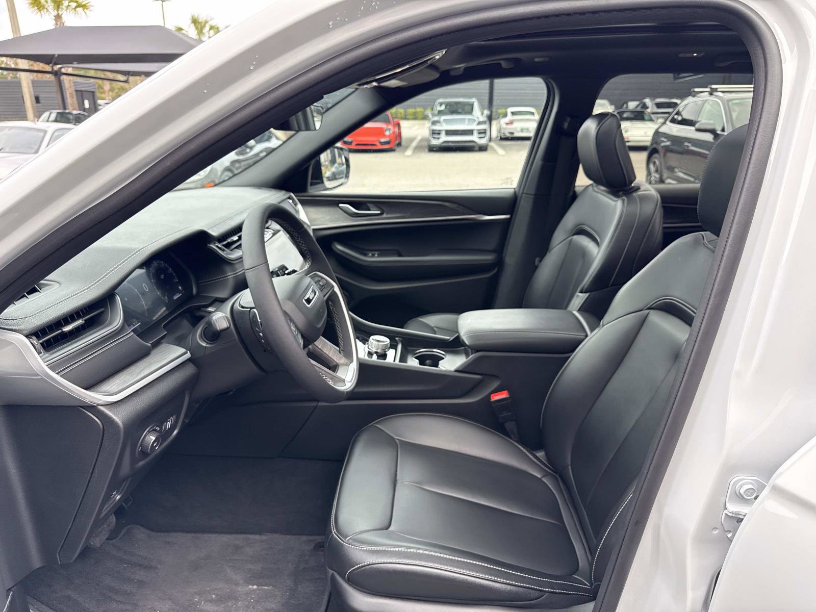 Used 2025 Jeep Grand Cherokee Limited w/ Black Appearance Package image 5