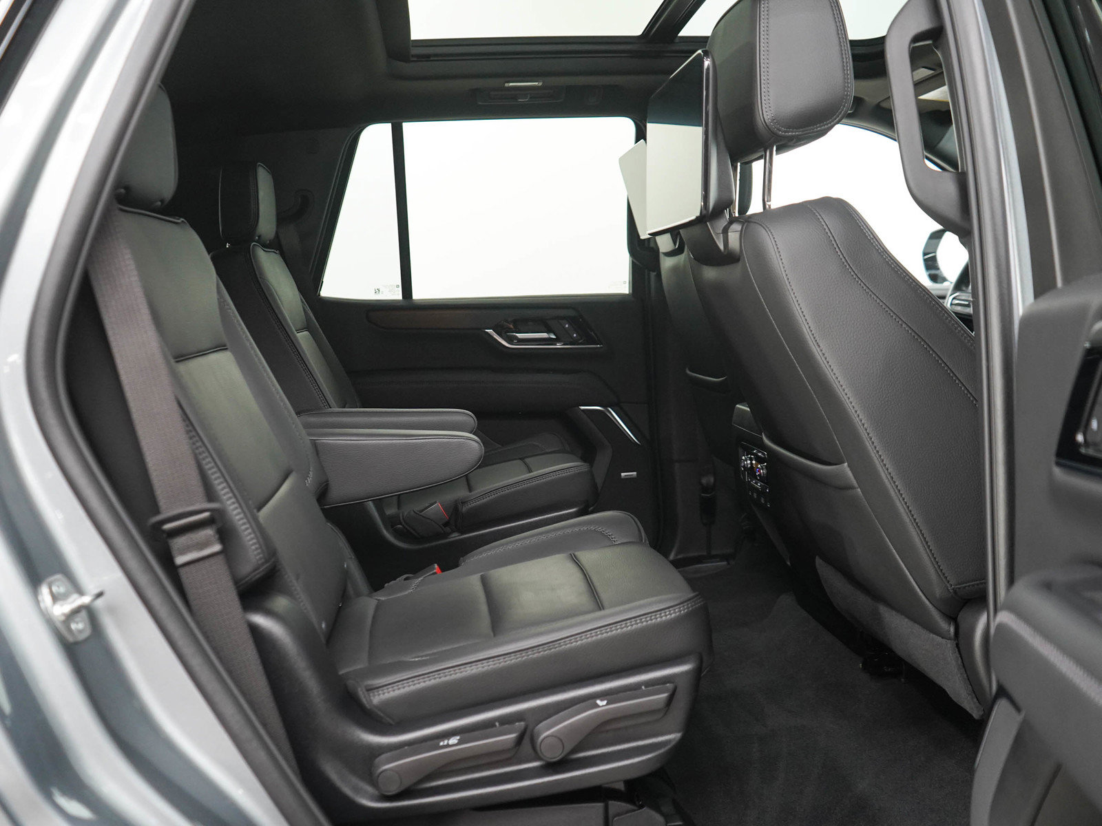 Used 2025 GMC Yukon Denali w/ Denali Reserve Package AWD/4WD image 12
