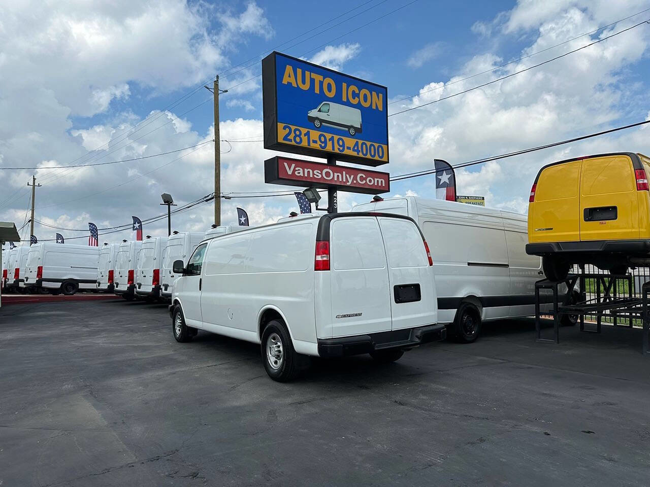Used 2019 Chevrolet Express 3500 Extended w/ Driver Convenience Package RWD image 13