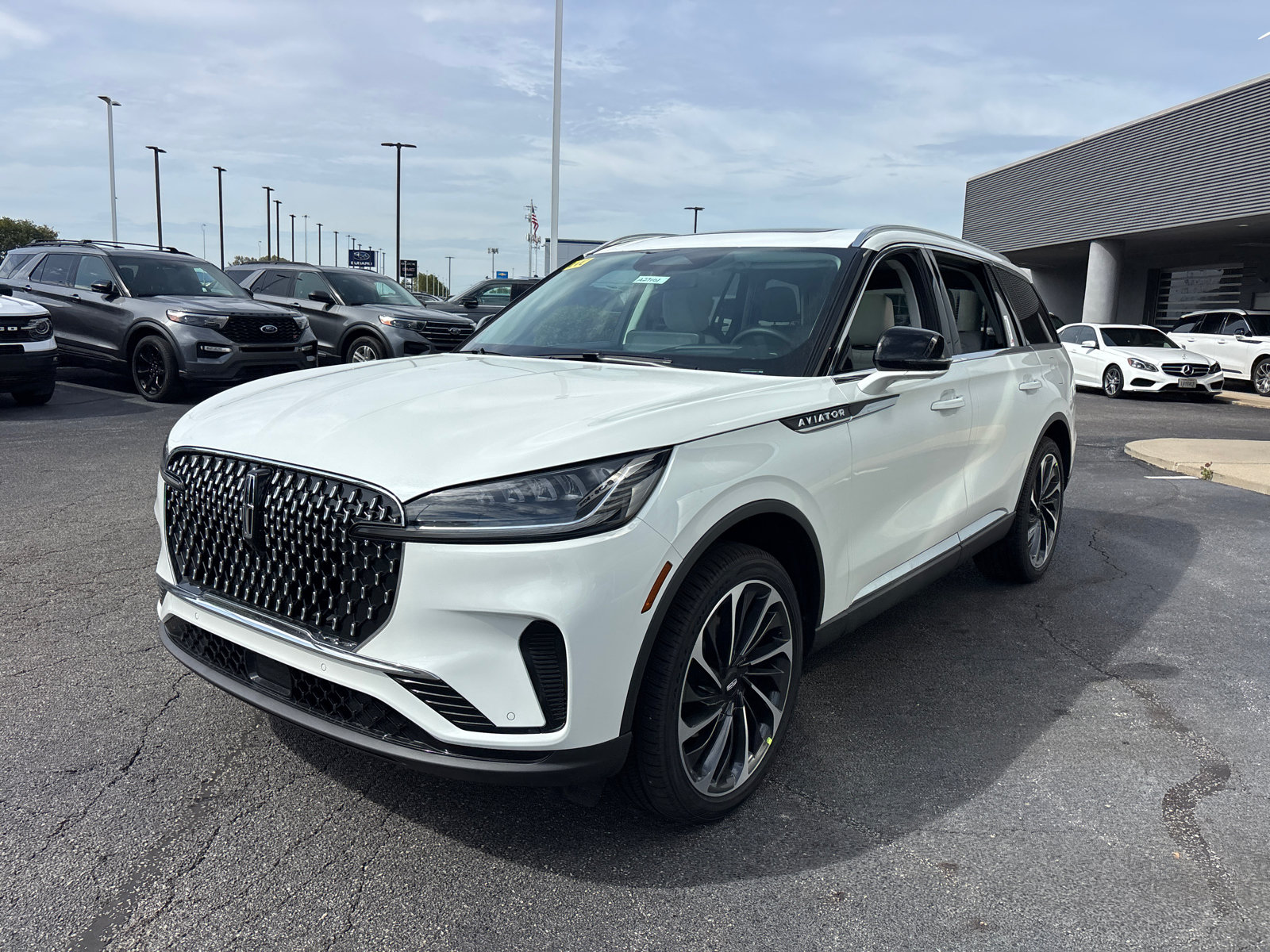 New 2027 Lincoln Aviator Reserve AWD/4WD image 3