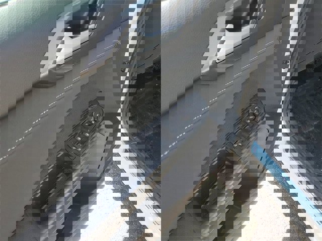 Certified 2025 Volkswagen Taos SE image 15