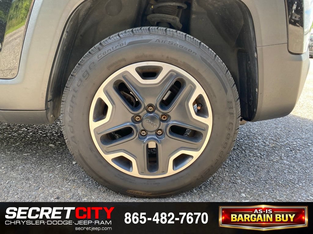 Used 2015 Jeep Renegade Trailhawk AWD/4WD image 10