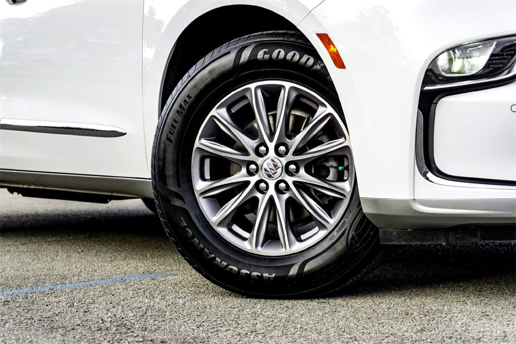 Used 2024 Buick Enclave Premium image 2