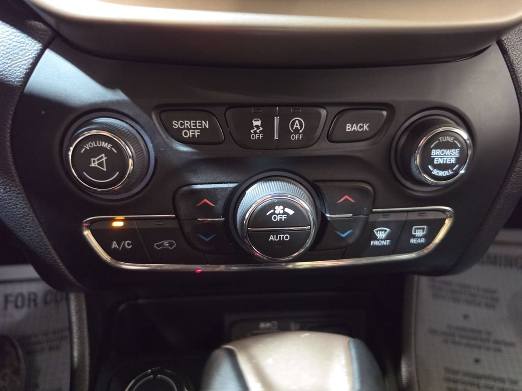 Used 2017 Jeep Cherokee Limited AWD/4WD image 17