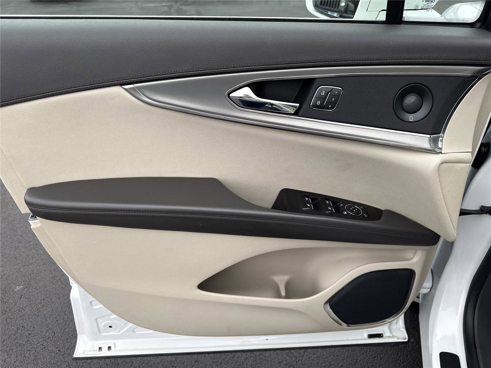 Used 2020 Lincoln Nautilus Reserve w/ Equipment Group 201A image 11