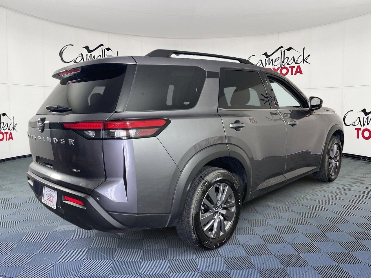 Used 2025 Nissan Pathfinder SV image 7