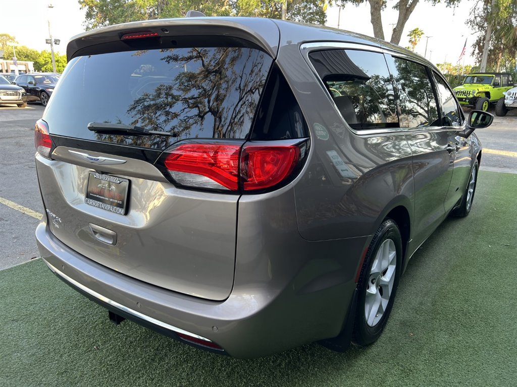 Used 2018 Chrysler Pacifica Touring Plus w/ Tire & Wheel Group FWD image 6