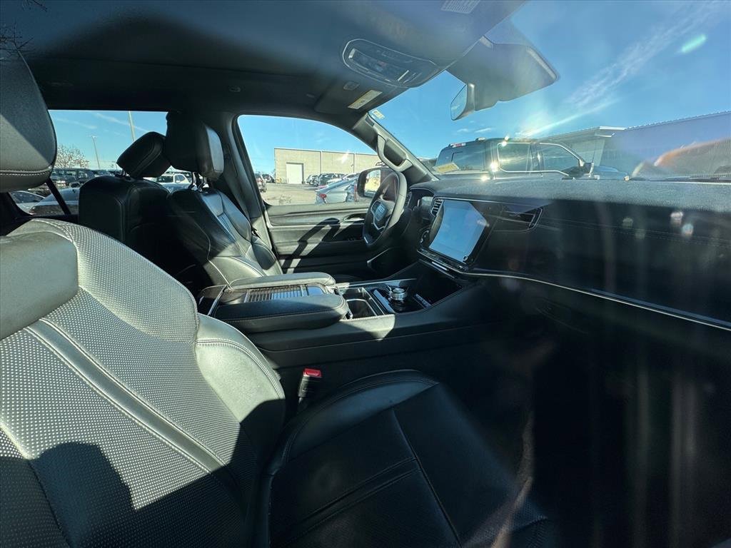 Used 2023 Jeep Wagoneer L 4WD w/ Premium Group I image 2