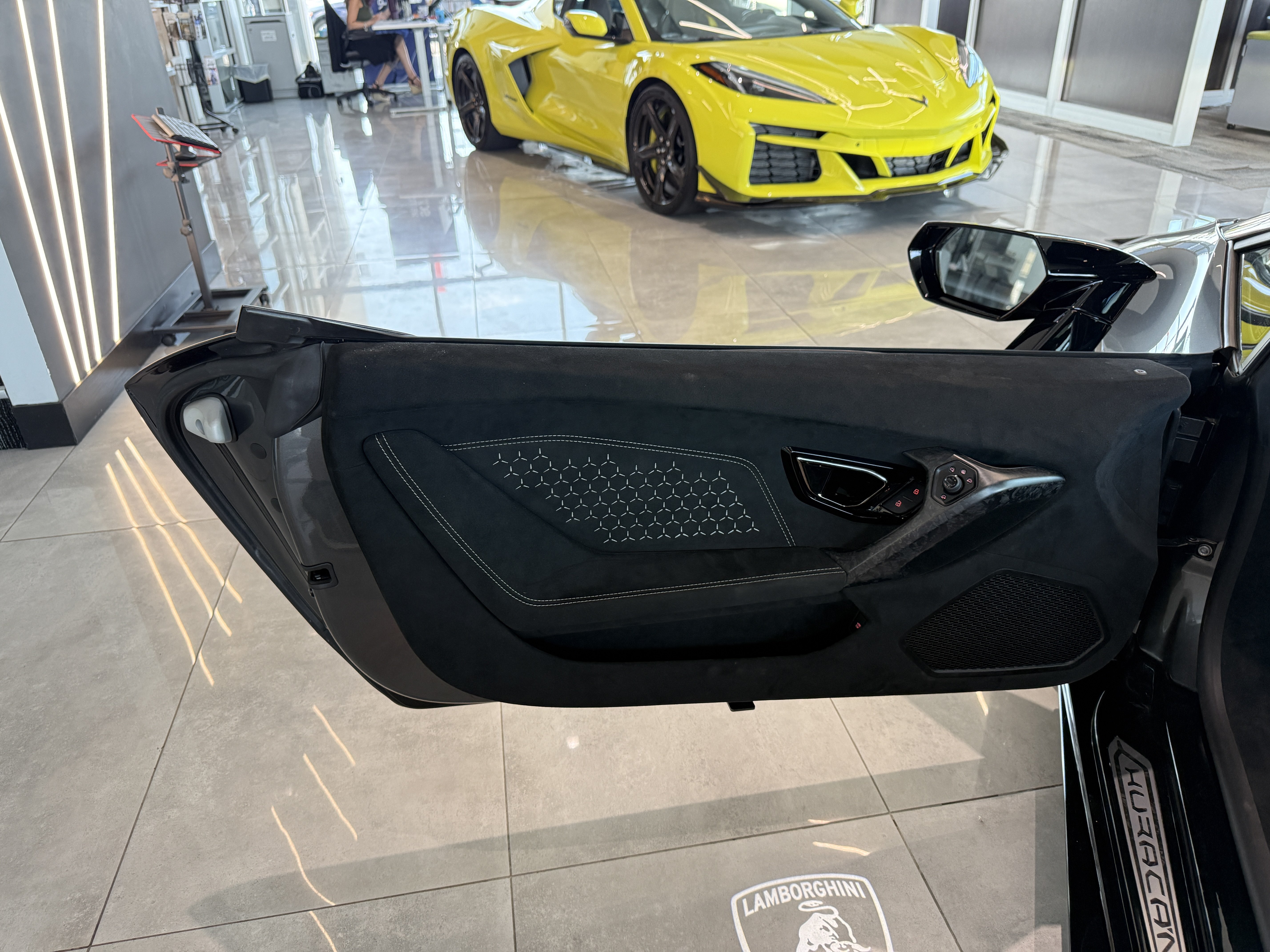 Used 2019 Lamborghini Huracan Performante AWD/4WD image 14
