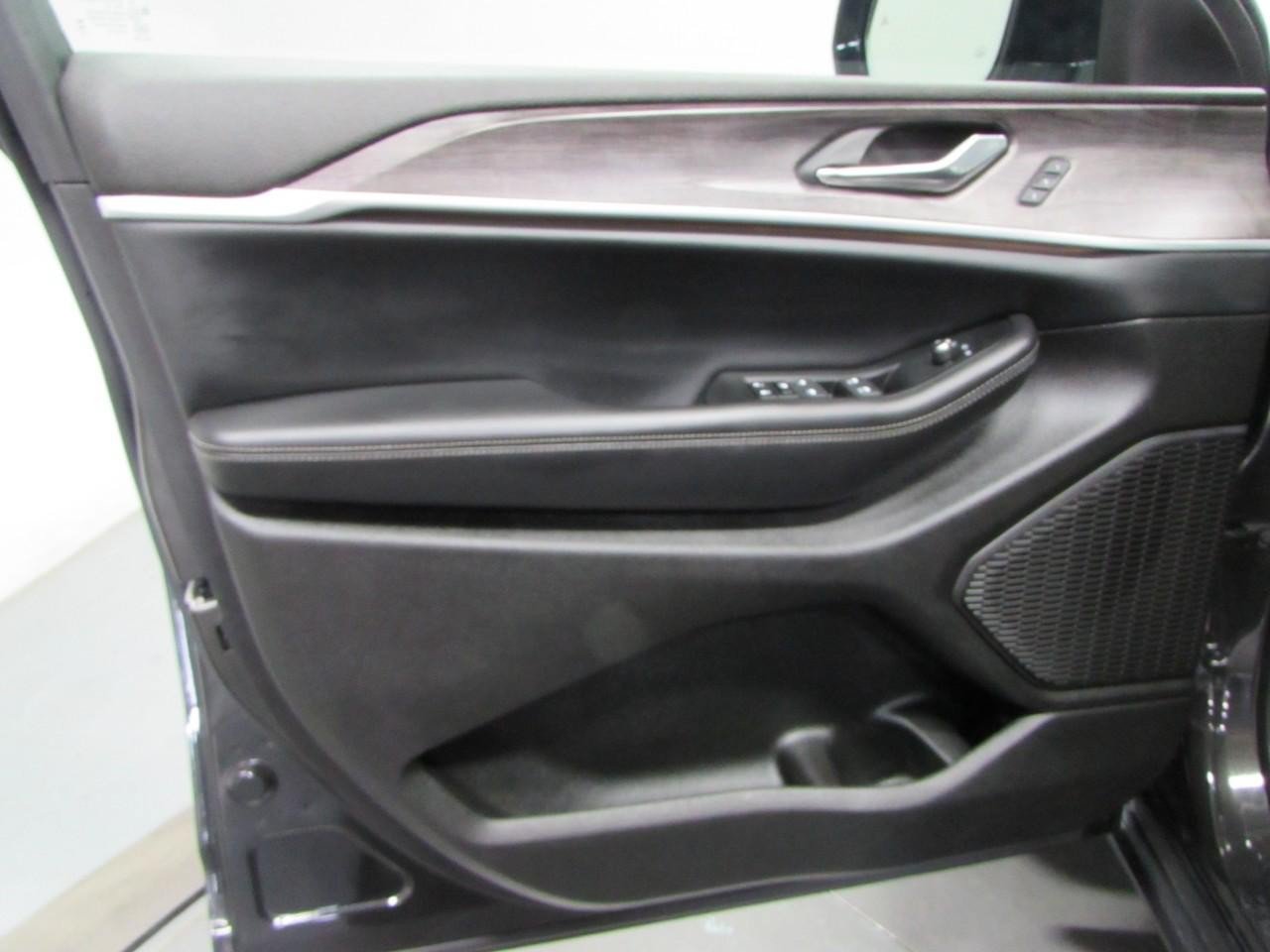 Used 2024 Jeep Grand Cherokee L Limited w/ Luxury Tech Group II AWD/4WD image 12