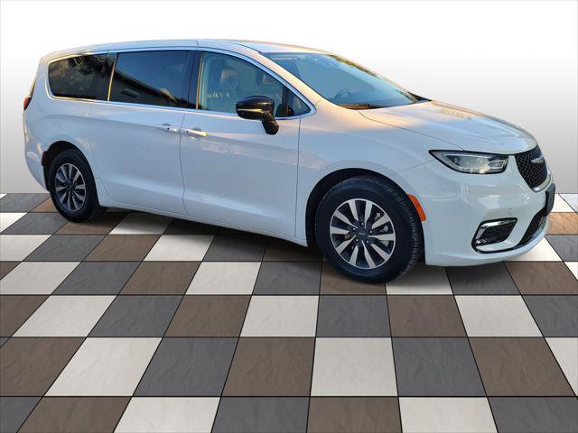 Used 2024 Chrysler Pacifica Limited FWD image 3