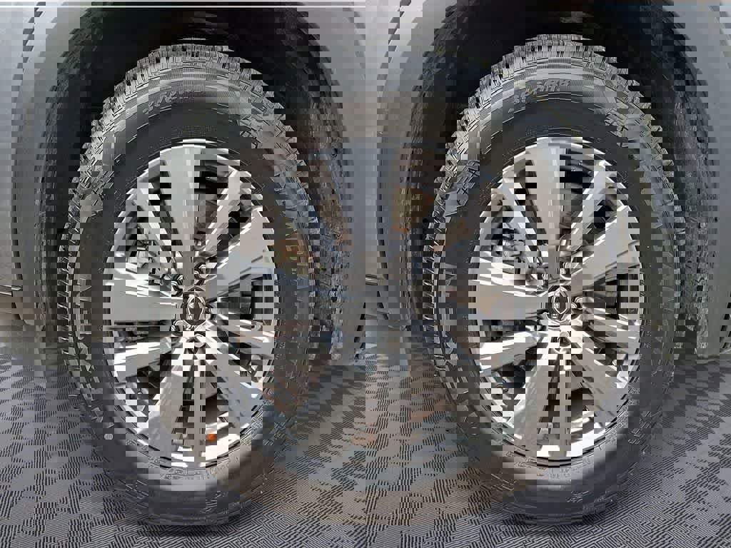 Used 2025 Nissan Pathfinder SV image 8