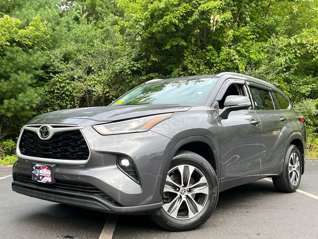 Used 2021 Toyota Highlander XLE AWD/4WD image 1