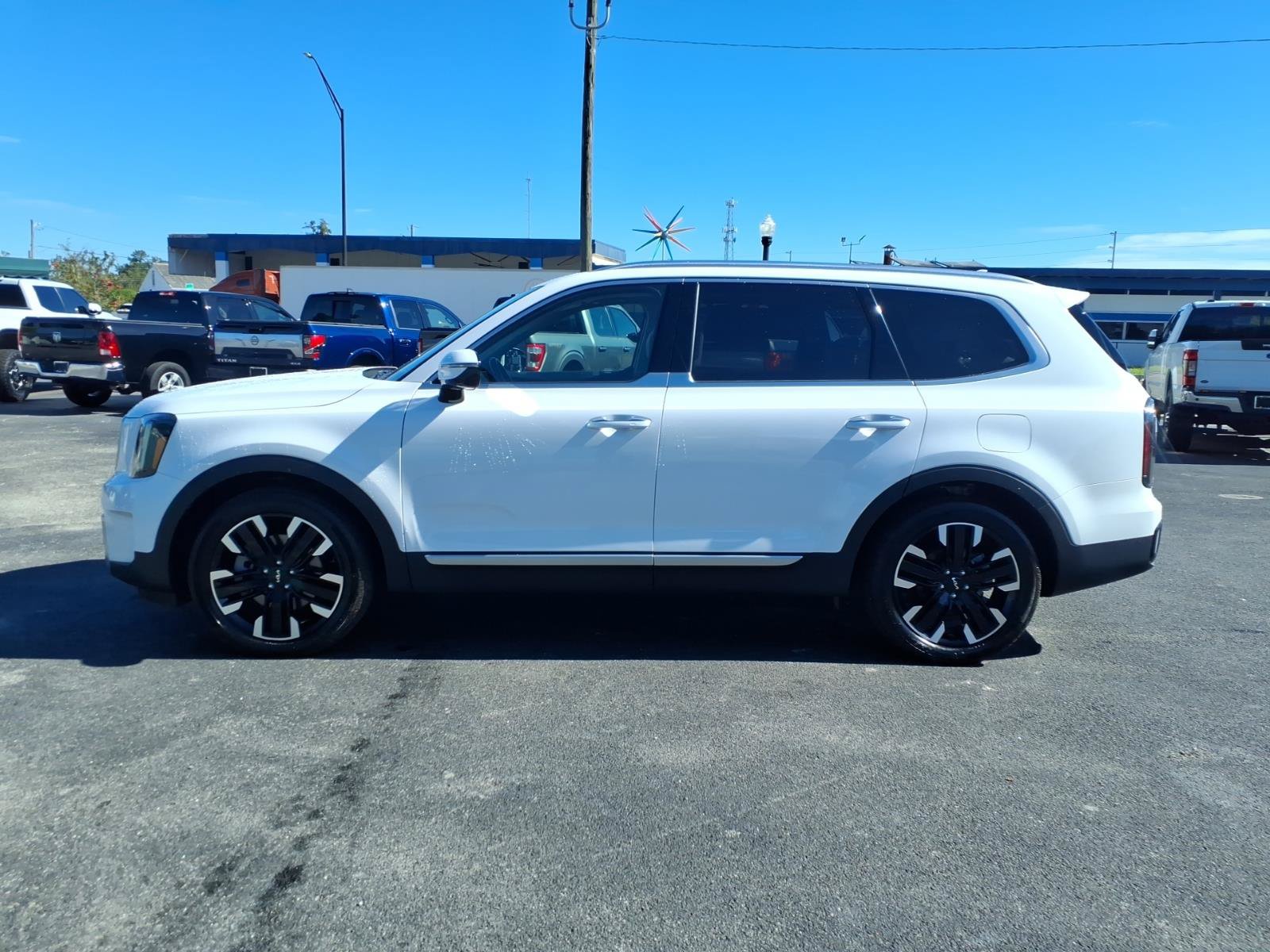 Used 2024 Kia Telluride SX w/ Towing Package AWD/4WD image 2