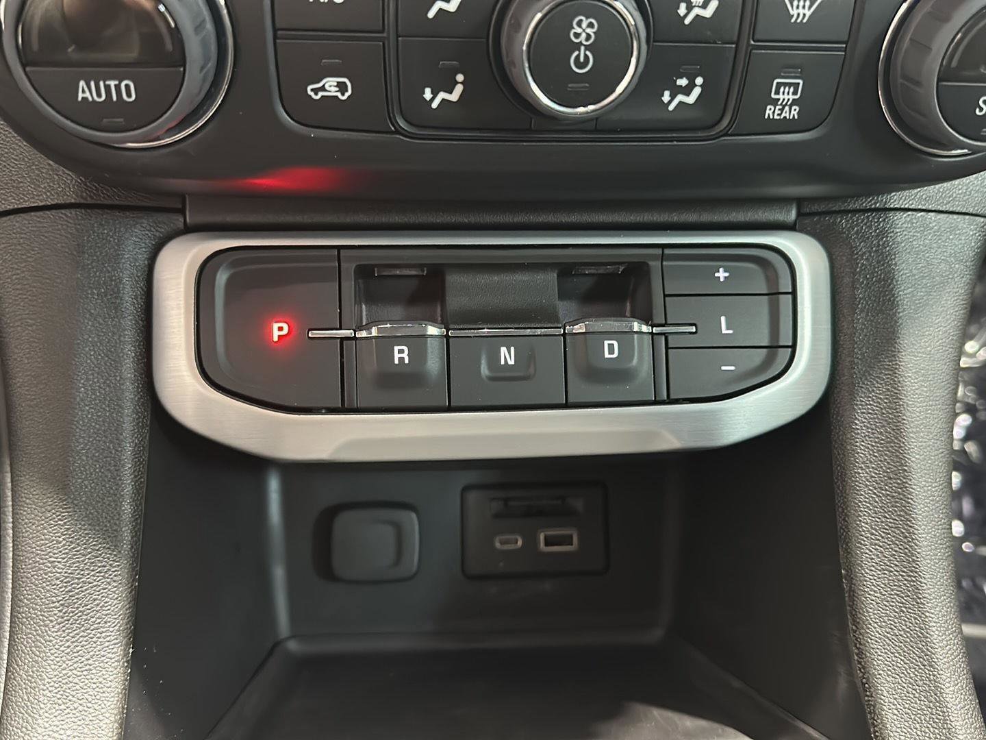 Used 2023 GMC Acadia SLE w/ Driver Convenience Package image 16