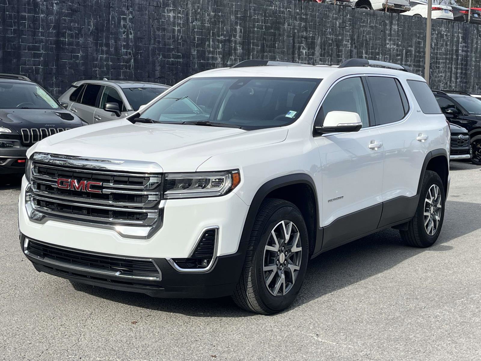 Used 2023 GMC Acadia SLT image 3