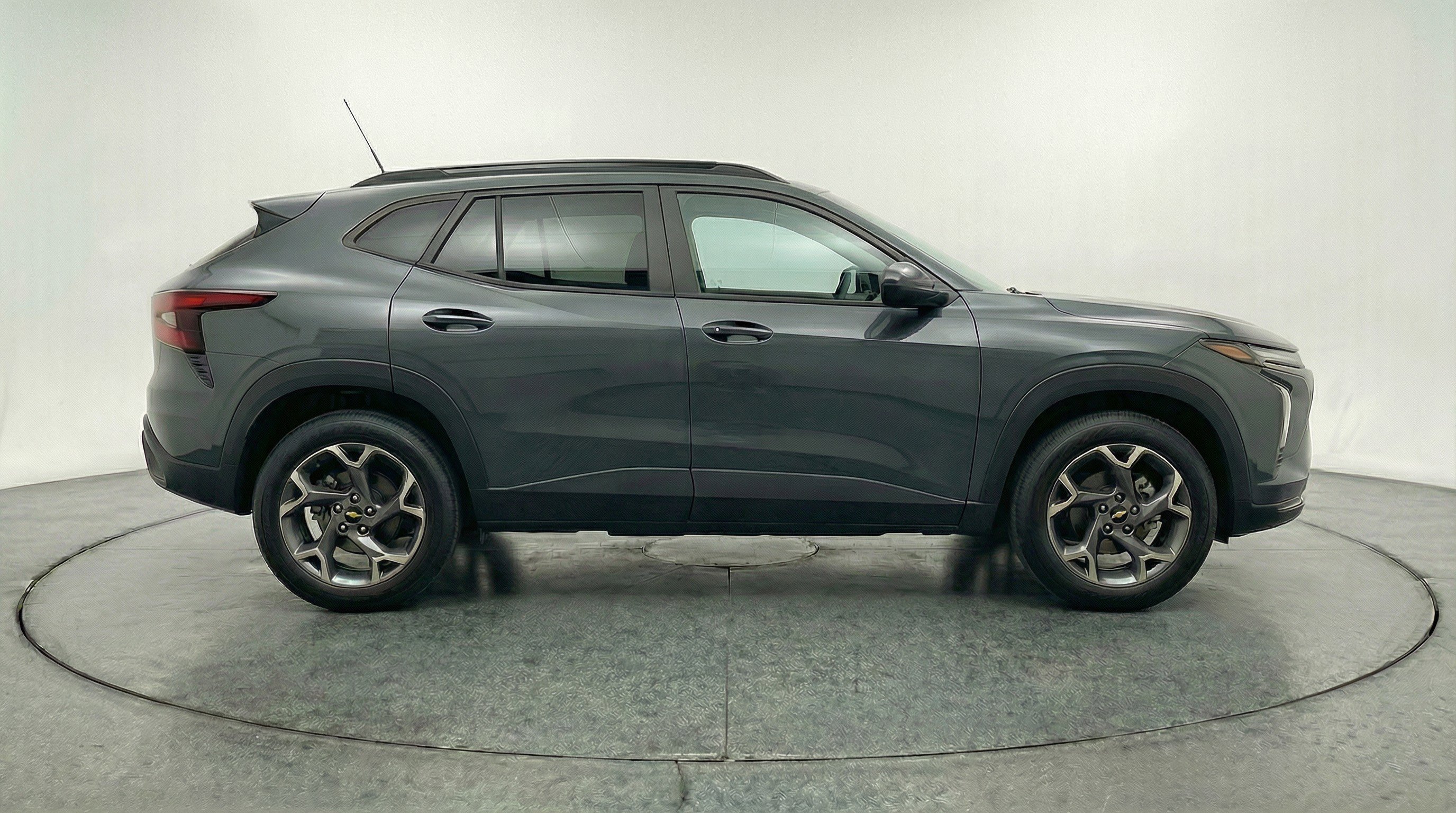 Used 2025 Chevrolet Trax LT w/ LT Convenience Package FWD image 11