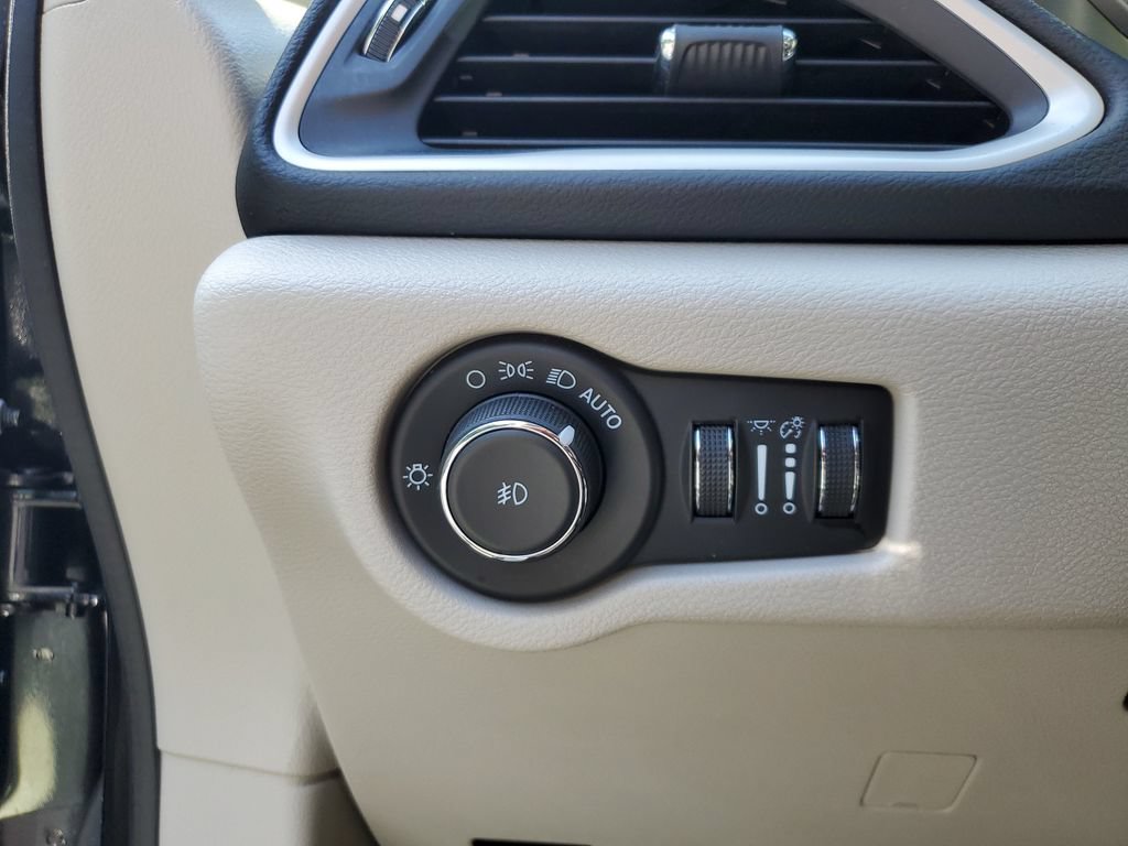 Used 2023 Chrysler Pacifica Touring-L FWD image 30