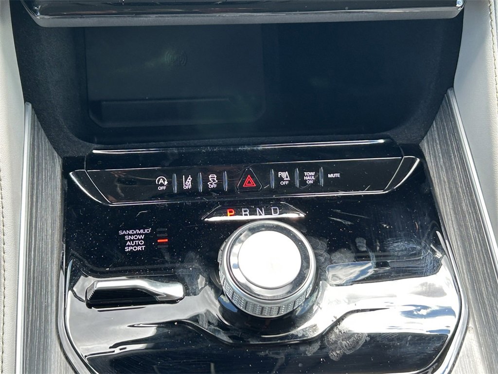 Used 2024 Jeep Wagoneer Series II w/ Flexible Seating Group image 16