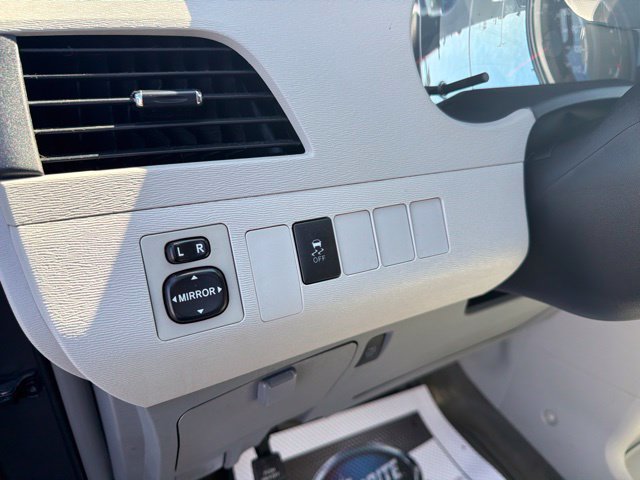 Used 2014 Toyota Sienna LE FWD image 28