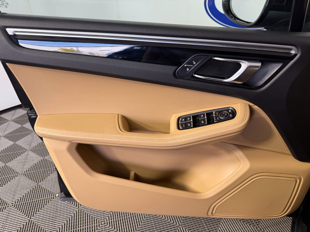 Used 2018 Porsche Macan Base (PDK) image 21