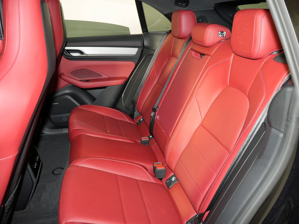 Certified 2025 Porsche Macan 4S Electric AWD/4WD image 38