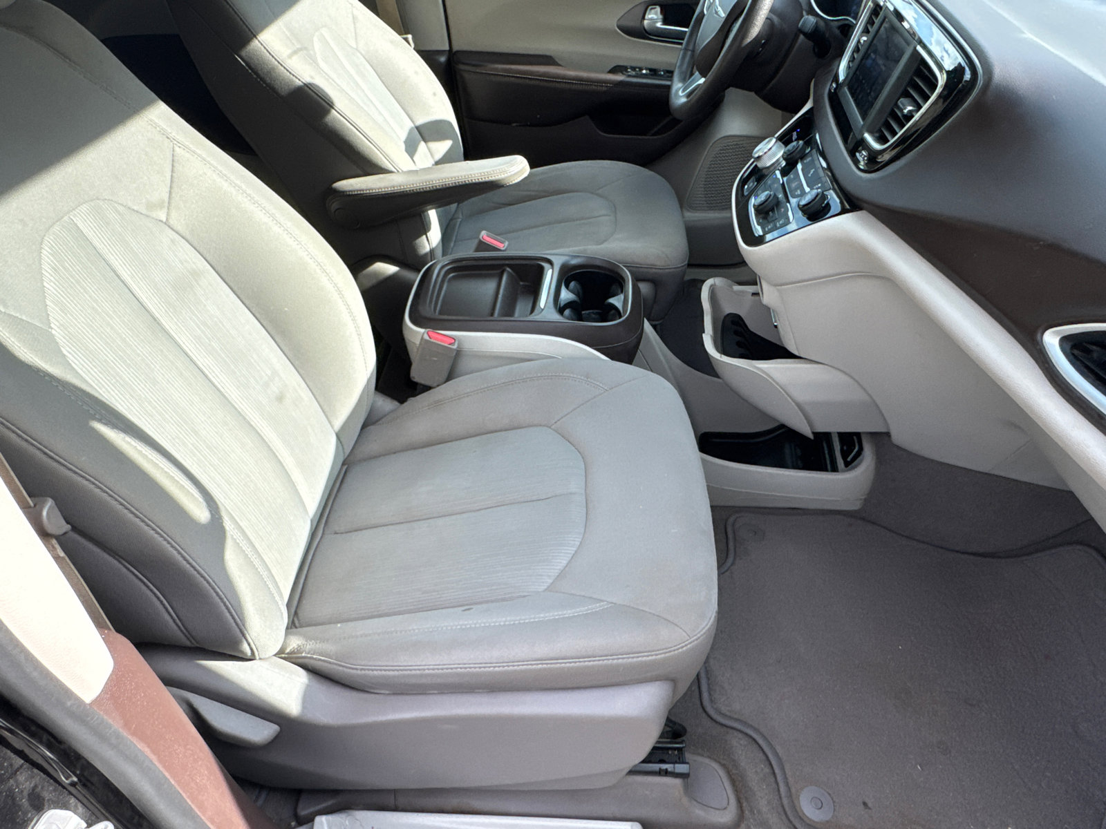 Used 2019 Chrysler Pacifica Touring Plus w/ Tire & Wheel Group FWD image 15