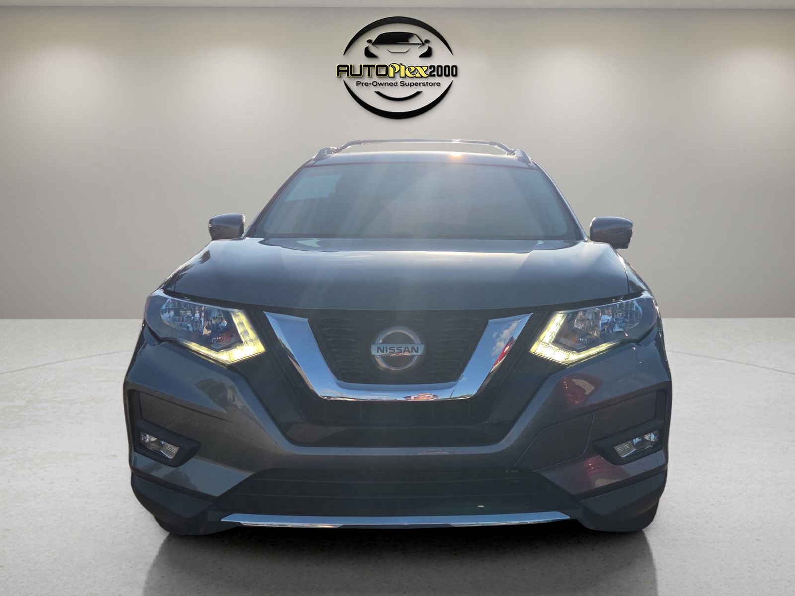 Used 2019 Nissan Rogue SV w/ Premium Package image 2