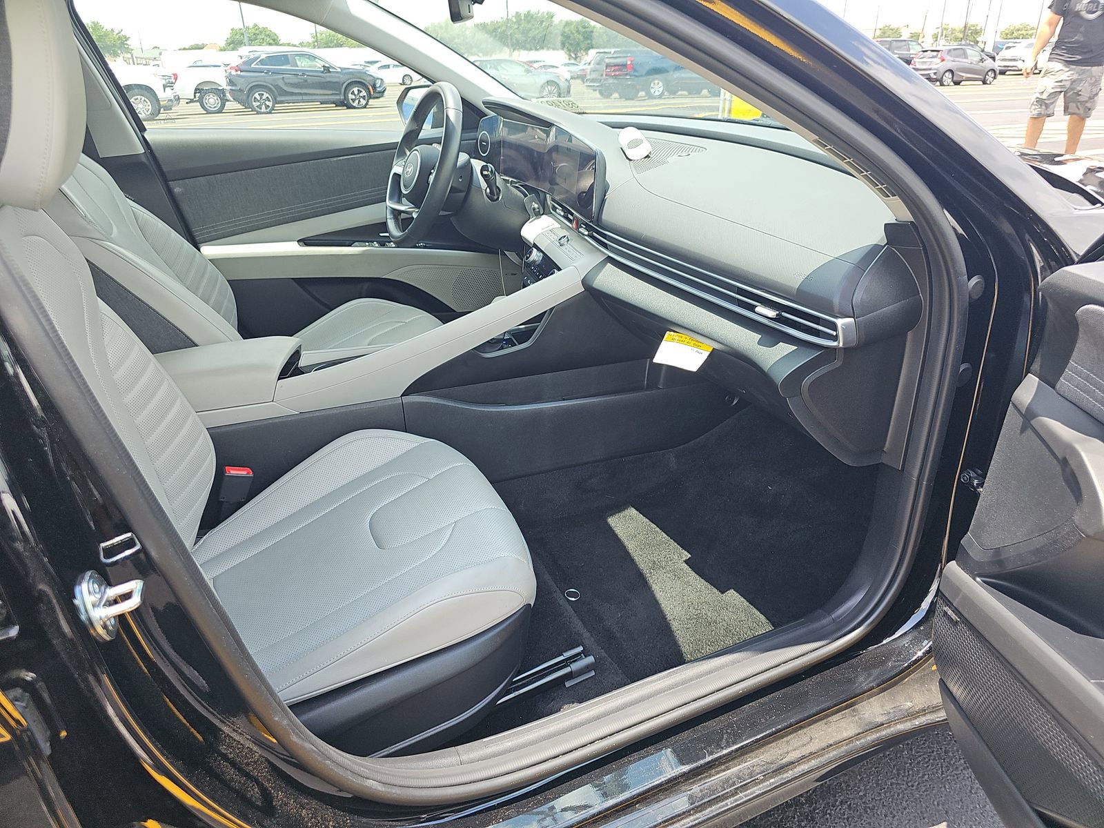 Used 2025 Hyundai Elantra Limited FWD image 13