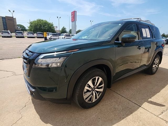 Used 2025 Nissan Pathfinder SL w/ Black Appearance Package AWD/4WD image 10