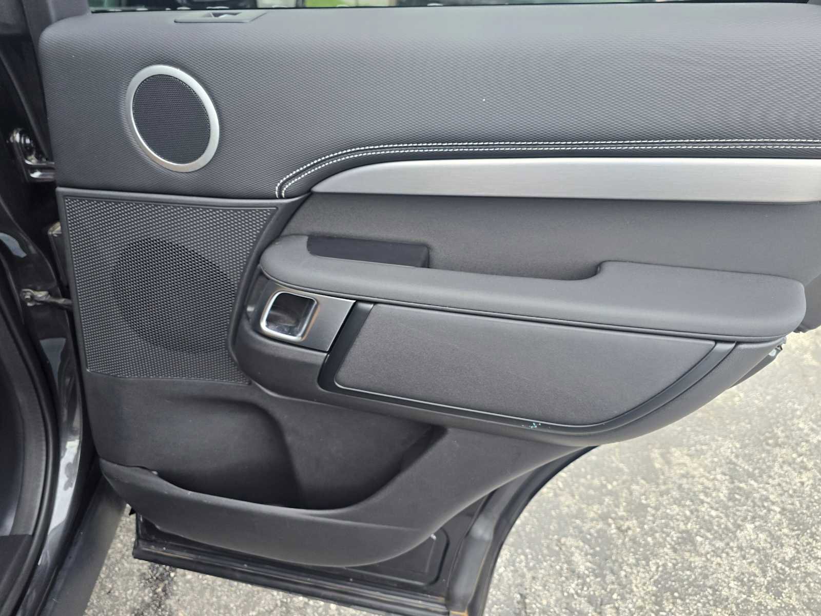 Certified 2025 Land Rover Discovery Dynamic SE image 11