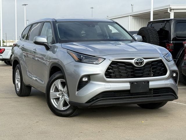 Used 2023 Toyota Highlander LE FWD image 2