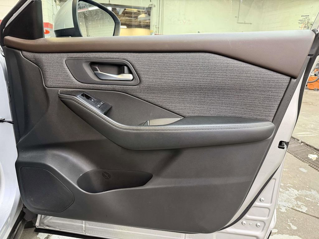 Used 2022 Nissan Rogue SV AWD/4WD image 22