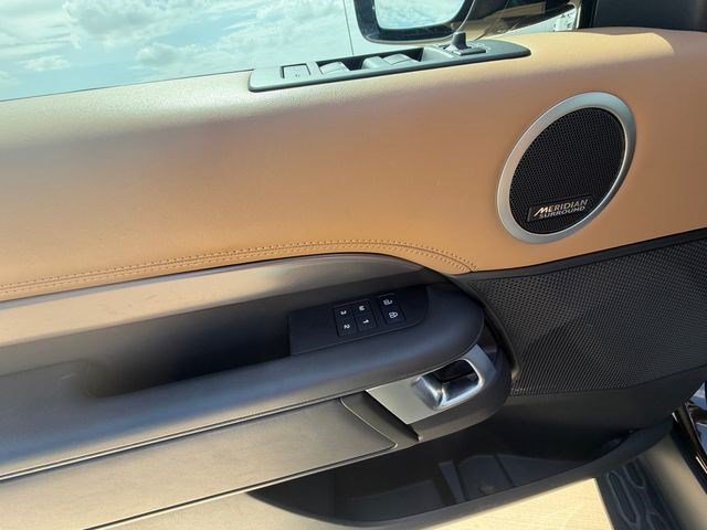 Certified 2024 Land Rover Discovery Metropolitan Edition AWD/4WD image 11