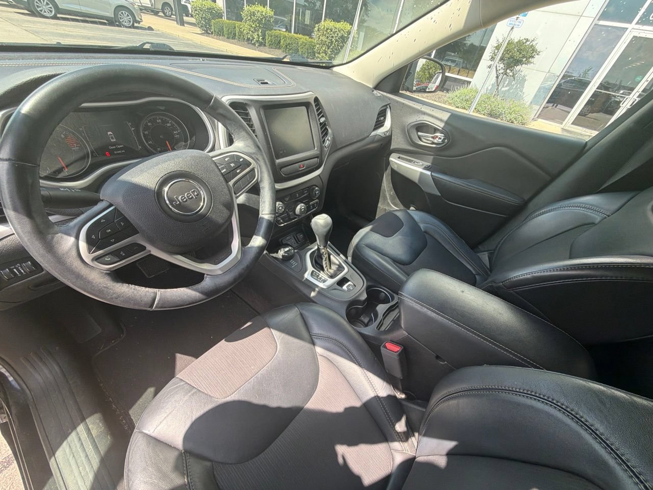 Used 2018 Jeep Cherokee Latitude Plus AWD/4WD image 19