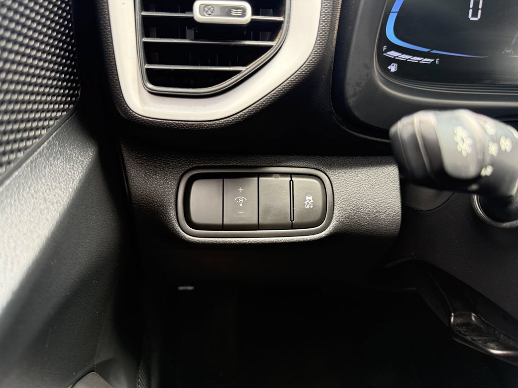 Used 2024 Hyundai Venue Limited FWD image 17