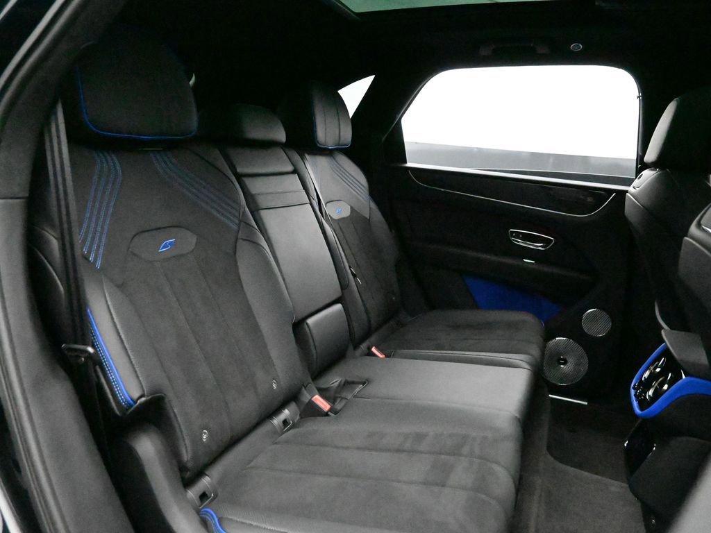 Used 2025 Bentley Bentayga AWD/4WD image 42