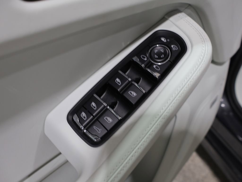Used 2021 Porsche Macan Turbo AWD/4WD image 14