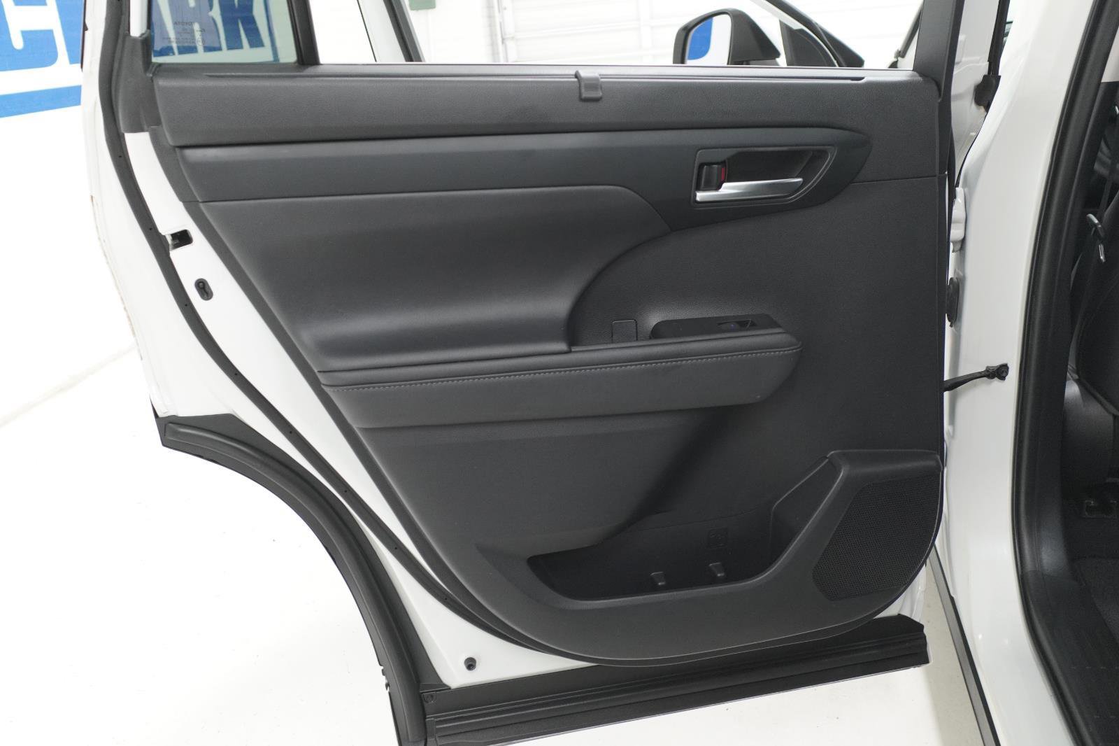 Used 2020 Toyota Highlander XLE FWD image 29